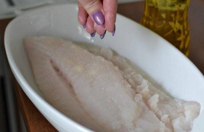 Треску посыпают солью и сахаром Филе трески посыпают солью