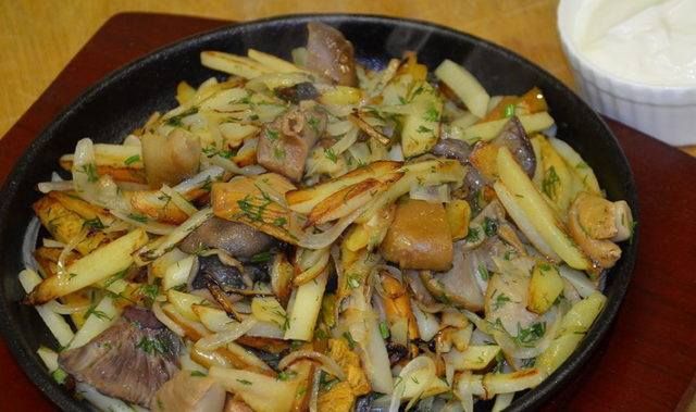 Жареные лисички с картофелем