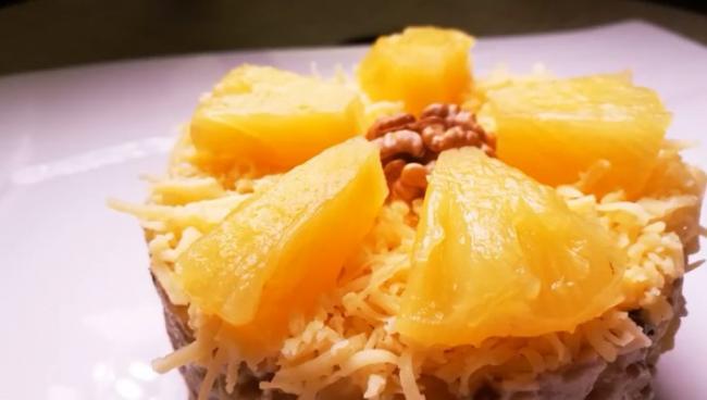 ТОП-20 рецептов салата из курицы и консервированных шампиньонов