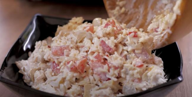 ТОП-20 рецептов салата из курицы и консервированных шампиньонов