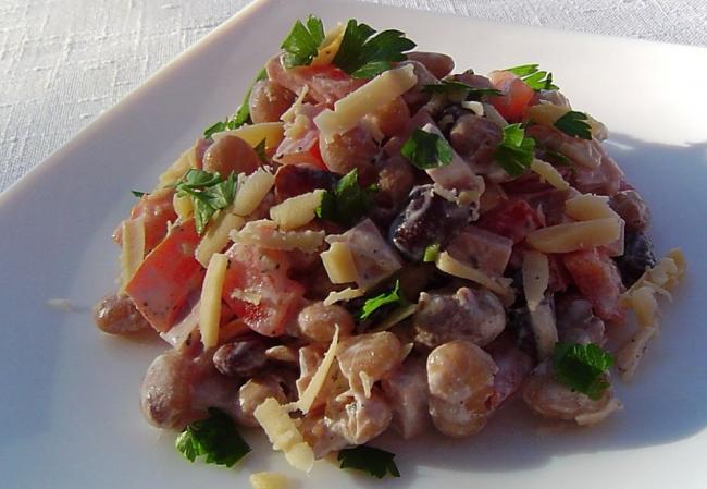 Готовый салат из копчёной куриной колбасы и фасоли Салат из копчёной куриной колбасы и фасоли