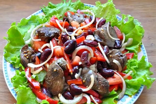 салат из куриной печени с фасолью