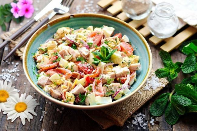 Салат с ветчиной, яйцами и помидорами с сыром рецепт с фото - 1000.menu