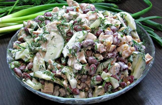 Салат «Нежность» с копчёной курицей и фасолью Салат «Нежность»