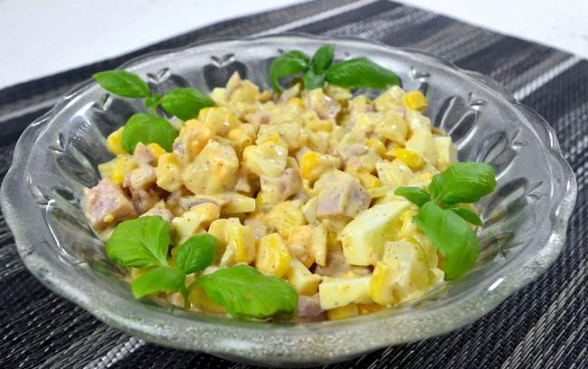 Готовый салат с копчёной курицей, кукурузой и свежим ананасом Салат с копчёной курицей, кукурузой и свежим ананасом
