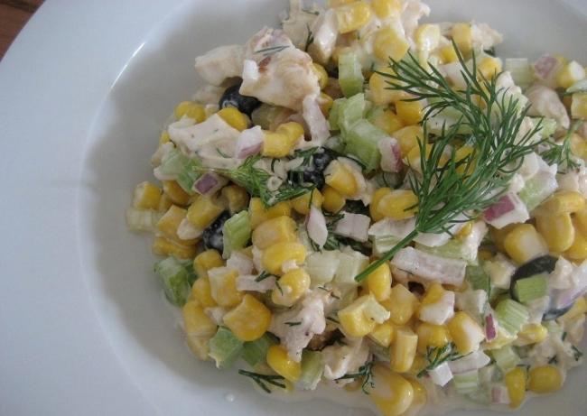 Готовый салат с копчёной курицей, кукурузой и яйцом Салат с копчёной курицей, кукурузой и яйцом