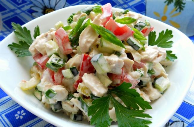 Салат с копчёной курочкой, овощами и сухариками Салат с копчёной курочкой, овощами и сухариками