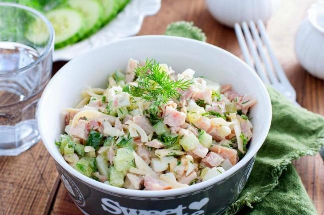 Салат с копченой курицей и свежим огурцом рецепт с фото пошагово и видео - 1000.meny