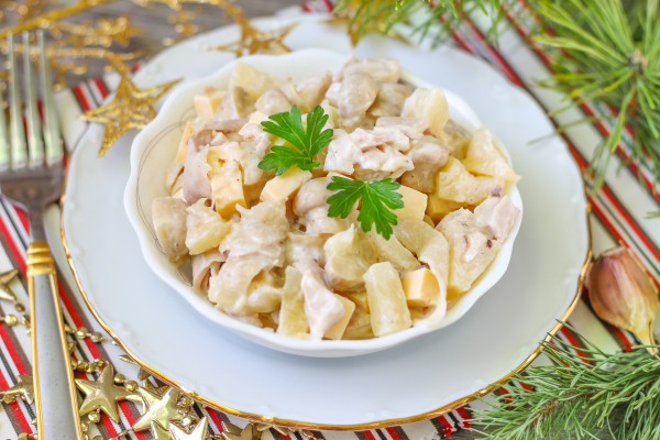 Салат с курицей, ананасом и грибами: рецепт с пошаговыми фотографиями