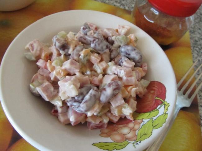 третий рецепт - сложный салат с шампиньонами, ветчиной, сыром и фасолью