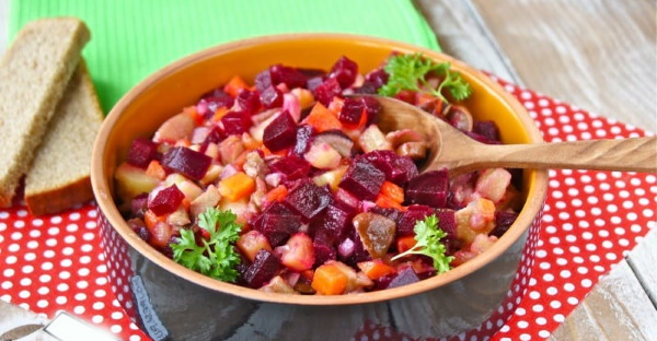 Салат с маринованными грибами, картофелем, морковью и луком. Рецепт