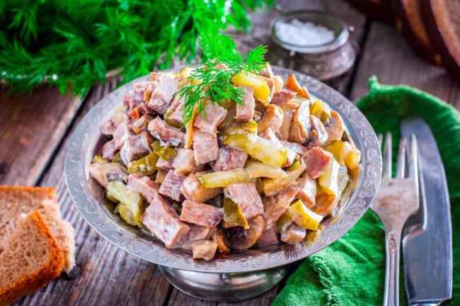 Салат с языком и шампиньонами рецепт с фото пошагово и видео - 1000.meny