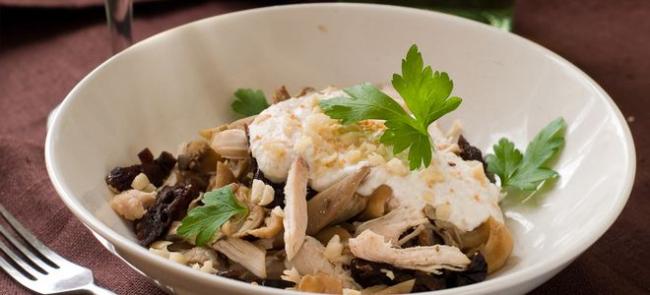 салат с курицей шампиньонами и черносливом