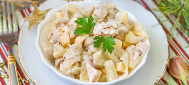 Салат с жареной курицей, грибами и ананасом