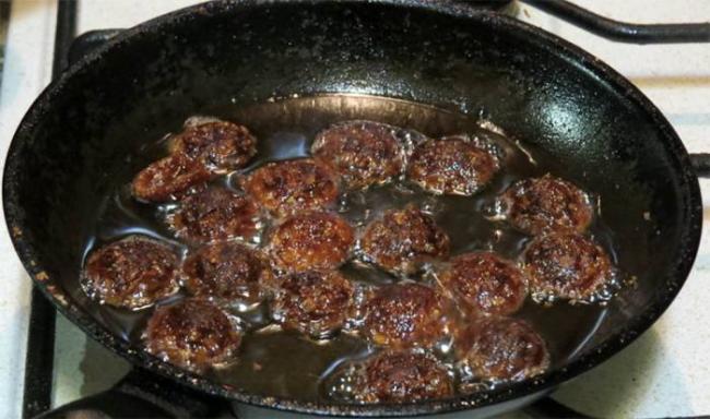 Обжаривание салями на сковороде Салями на сковороде