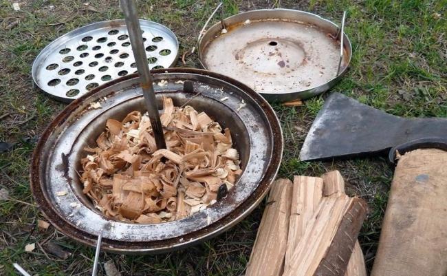 Заготовка щепы для коптильни при помощи топора Щепа и топор