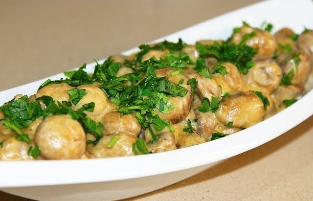 Шампиньоны в духовке со сливками и сыром