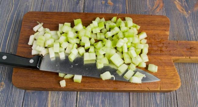 Нарезание сельдерея кубиками  Сельдерей для горохового супа