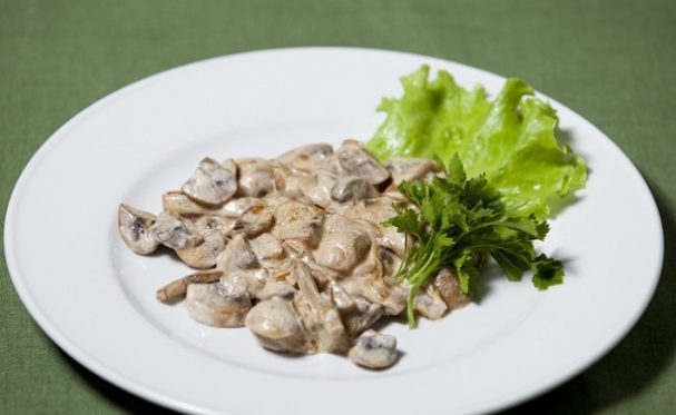 Как и с чем просто и вкусно потушить шампиньоны в сметане