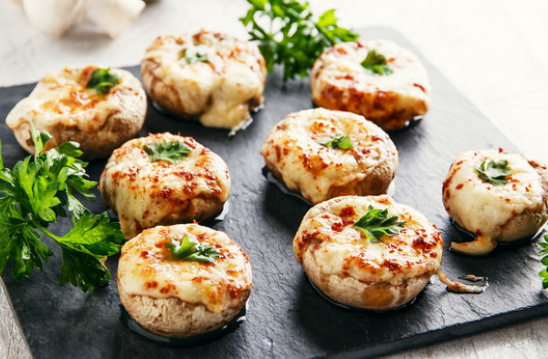 Грибы с сыром и чесноком в духовке. Рецепт со сметаной, майонезом, луком, курицей