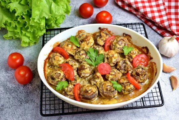 Обжаренные в духовке грибы с майонезом и чесноком, соевый соус. Рецепт