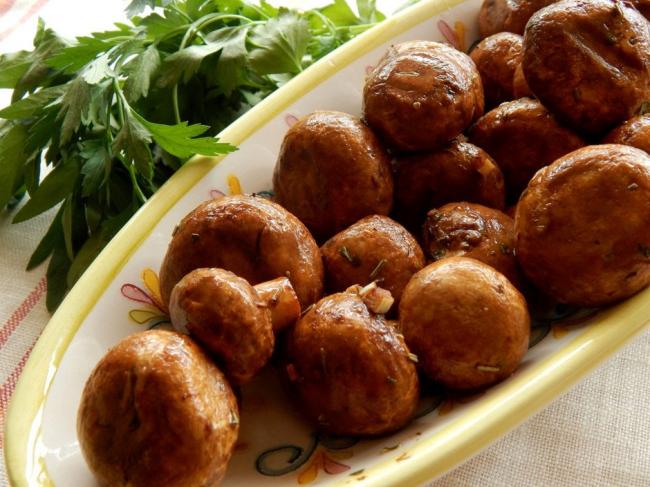 Целые грибы, запеченные в духовке: 8 рецептов