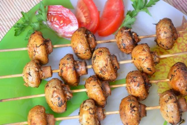 Шашлык с грибами в духовке на шпажках рецепт с пошаговым фото - 1000.menu