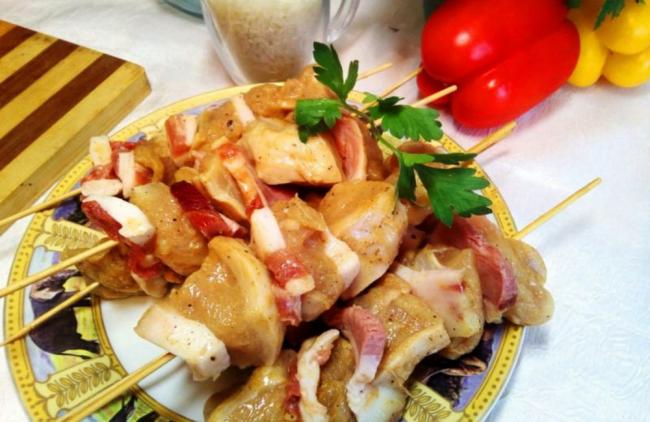 Бычьи яйца с беконом Бычьи яйца с беконом на шпажках