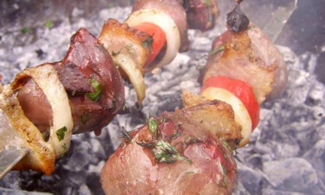 Приготовление шашлыка из свиной печени с помидорами и салом на углях Шашлык из свиной печени с помидорами на углях