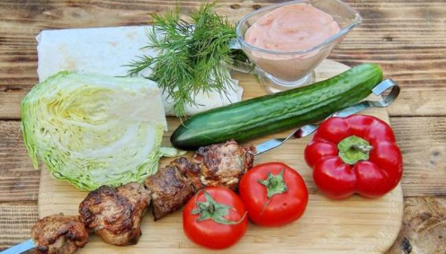 Ингредиенты для приготовления шаурмы с шашлыком и перцем Шашлык, капуста, помидор, перец, огурец