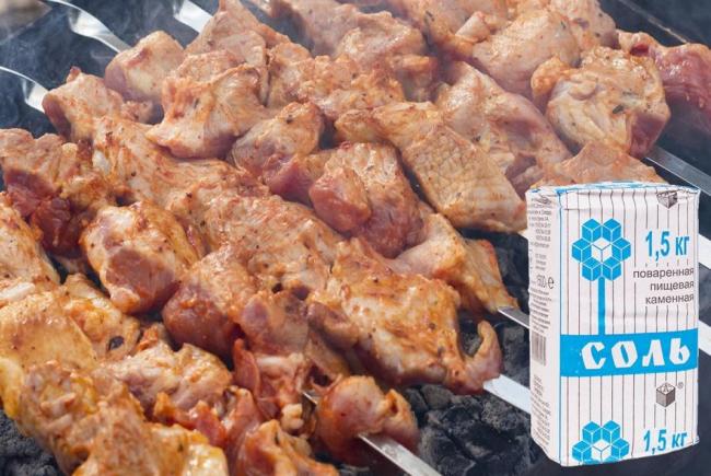 Жаренные шашлыки на мангале и пакет соли Жаренные шашлыки с пакетом соли