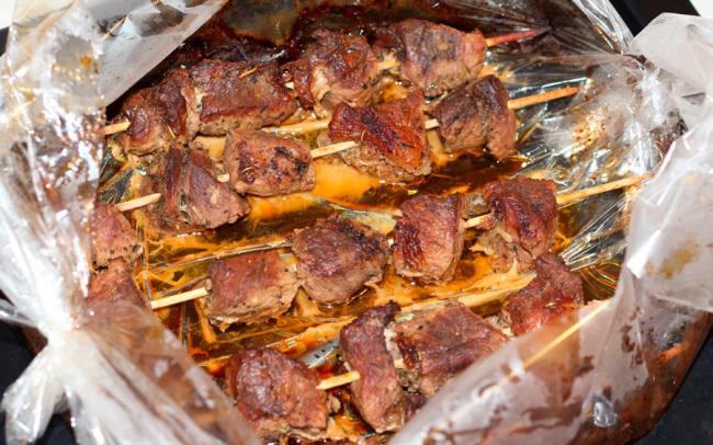 Шашлык в рукаве на подушке из лука Шашлык