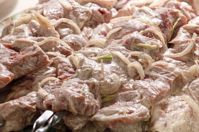 Свинина маринуется в майонезе с луком и уксусом Свиной шашлык в маринаде из майонеза