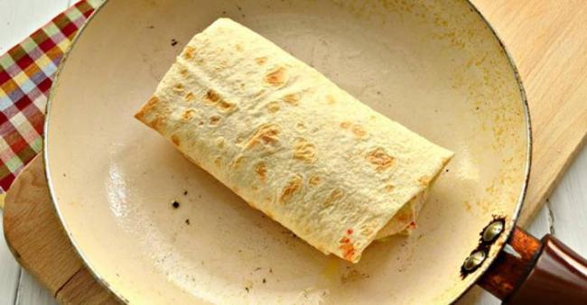 Обжаривание шаурмы с крабовыми палочками на сковороде Шаурма с палочками на сковороде