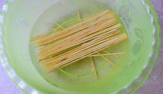 Замачивание шпажек в воде Шпажки в воде