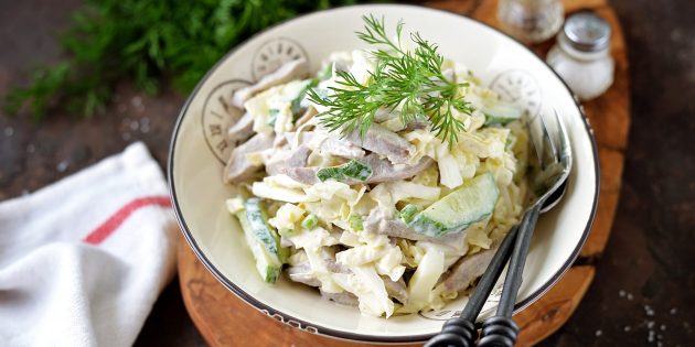 Салат с говядиной, капустой, сыром и огурцом рецепт
