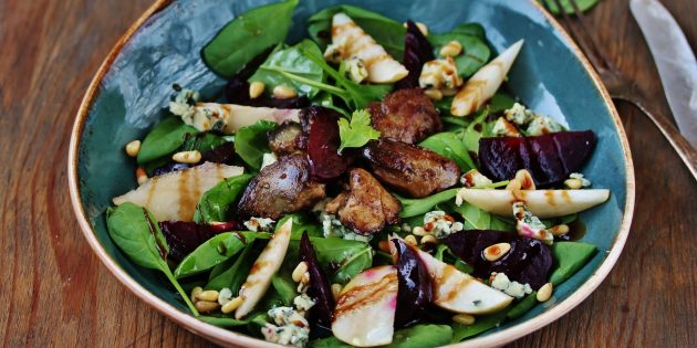 Рецепт: Теплый салат с куриной печенью, беконом и свеклой