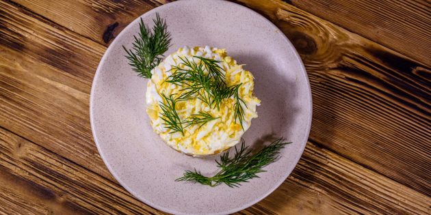 Рецепт: Теплый салат с куриной печенью и грибами