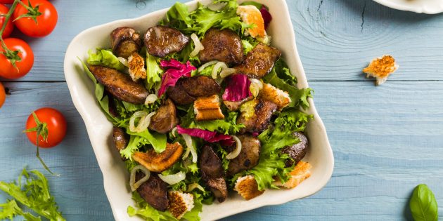 Рецепт: Салат из куриной печени с чесночными гренками