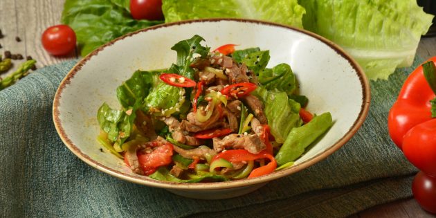 Салат с говядиной, огурцом и чили