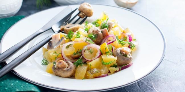 Рецепт салата с маринованными грибами и картошкой - Лайфхакер