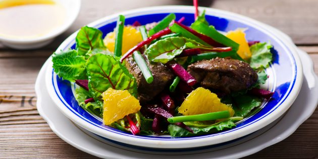 Рецепт теплого салата с куриной печенью, апельсином и медом