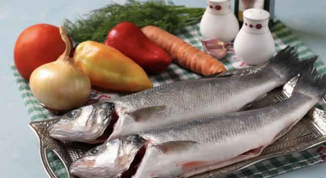 Ингредиенты для приготовления сибаса с овощами Сибас, морковь, перец, лук