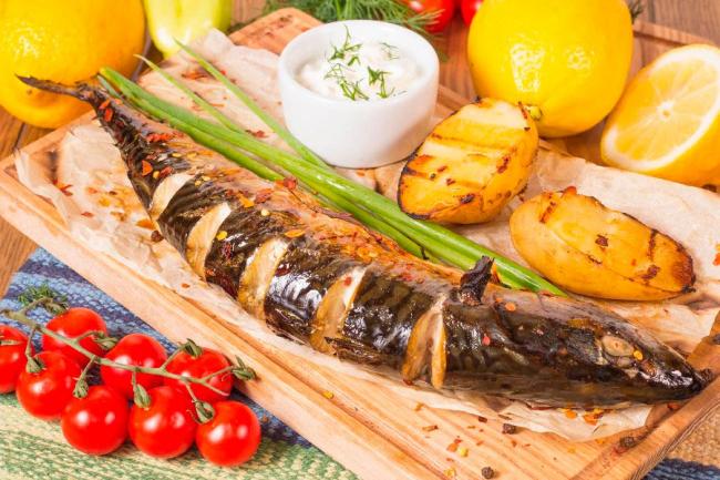 Скумбрия с помидорами Скумбрия
