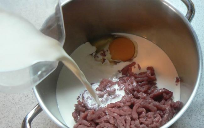 Добавление яиц и сливок в говяжий фарш Сливки и яйцо в фарш