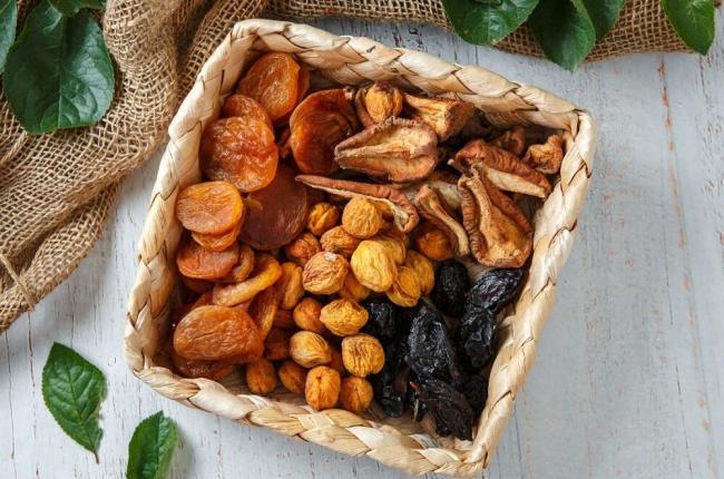 Разные сухофрукты для компота Смесь сухофруктов в корзинке