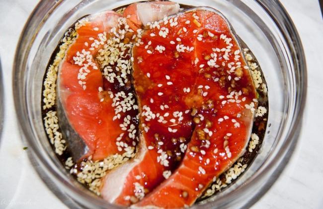 Маринование красной рыбы в соевом соусе с кунжутом  Соевый маринад для красной рыбы