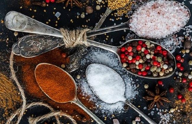 Соль, сахар и различные специи В чайных ложках соль, сахар, специи