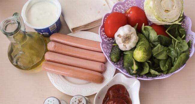 Ингредиенты для приготовления домашней шаурмы с сосисками Сосиски, лаваш, огурец, помидор, капуста