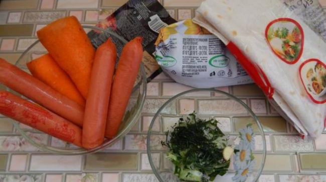 Ингредиенты для приготовления шаурмы с морковью и сосисками Сосиски, морковь, лаваш, майонез, кетчуп и зелень